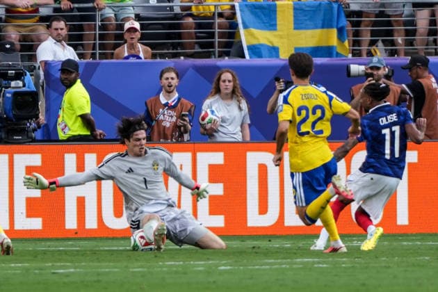 Torwart Goali Jacob Widell Zetterstrom (Schweden Sweden, 1) hält gegen Michael Olise (Frankreich, France, 11) - New York 30.06.2026: Frankreich vs. Schweden, MetLife Stadium, World Cup 26, Sechzehntelfinale *** Goalie Jacob Widell Zetterstrom of Sweden, No. 1, makes a save against Michael Olise of France, No. 11, New York, June 30, 2026. France vs. Sweden, MetLife Stadium, World Cup 26, Round of 32
