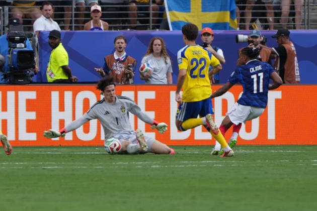 Torwart Goali Jacob Widell Zetterstrom (Schweden Sweden, 1) hält gegen Michael Olise (Frankreich, France, 11) - New York 30.06.2026: Frankreich vs. Schweden, MetLife Stadium, World Cup 26, Sechzehntelfinale *** Goalie Jacob Widell Zetterstrom of Sweden, No. 1, makes a save against Michael Olise of France, No. 11, New York, June 30, 2026. France vs. Sweden, MetLife Stadium, World Cup 26, Round of 32