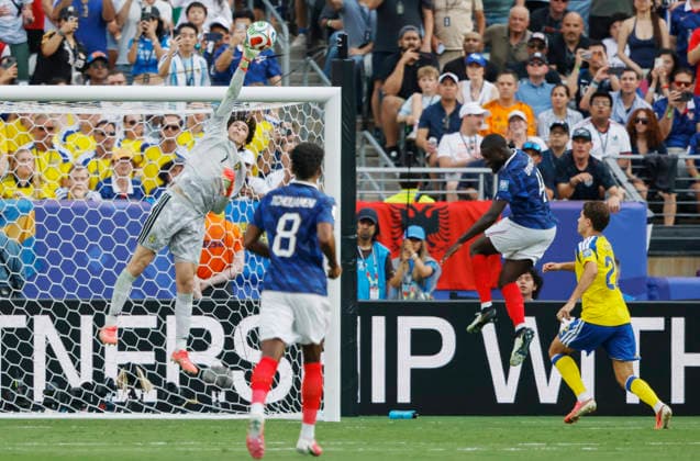Sweden s goalkeeper Jacob Widell Zetterstrom makes a save on a shot by Dayot Upamecano of France(4) in the second half of a Round of 32 FIFA World Cup, WM, Weltmeisterschaft, Fussball match at New York New Jersey Stadium in East Rutherford, New Jersey, on Tuesday, June 30, 2026.  NYP20260630935 JOHNxANGELILLO