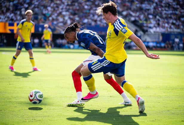 Fussball FIFA WM 2026 Sechzehntelfinale in New Jersey Frankreich - Schweden 30.06.2026 Elliot Stroud (re, Schweden) gegen Michael Olise (li, Frankreich) *** Soccer: 2026 FIFA World Cup Round of 32 in New Jersey—France vs. Sweden, June 30, 2026. Elliot Stroud (right), Sweden, vs. Michael Olise (left), France