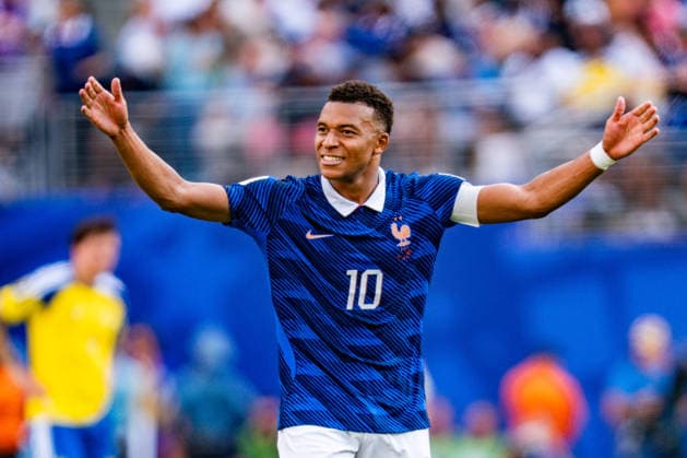 FIFA Fussball Weltmeisterschaft 2026, Sechszehntelfinale, Frankreich vs. Schweden, 30.06.2026, New Jersey Stadium Tor zum 3:0 durch Kylian Mbappe Jubel mit Michael Olise *** 2026 FIFA World Cup, Round of 32, France vs. Sweden, June 30, 2026, New Jersey Stadium—Kylian Mbappé scores the 3-0 goal; celebrates with Michael Olise Copyright: xBahhoxKarax