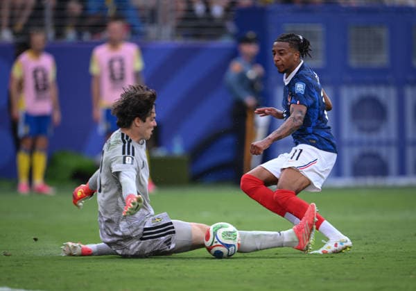 Fussball FIFA WM 2026 Sechzehntelfinale in New Jersey Frankreich - Schweden 30.06.2026 Torwart Jacob Widell Zetterstrom (li, Schweden) gegen Michael Olise (re, Frankreich) *** Soccer: 2026 FIFA World Cup Round of 32 in New Jersey—France vs. Sweden, June 30, 2026. Goalkeeper Jacob Widell Zetterstrom (left), Sweden, vs. Michael Olise (right), France