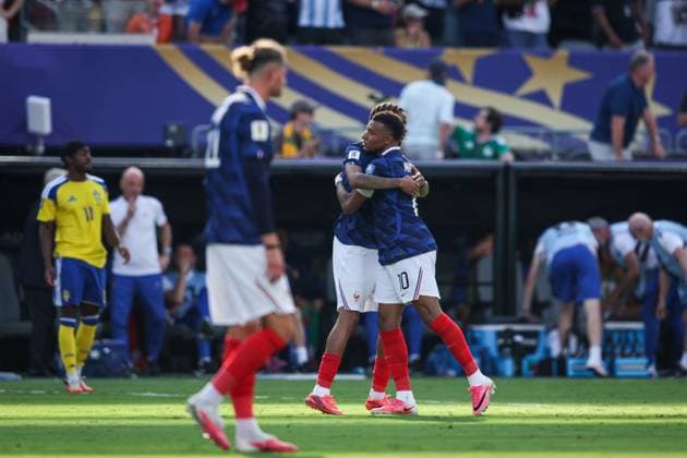 France v Sweden - FIFA World Cup, WM, Weltmeisterschaft, Fussball 2026 - Round of 32 NEW JERSEY, USA - JUNE 30: Kylian Mbappe ( 10) of France embraces teammate after scoring during the FIFA World Cup 2026 Round of 32 match between France and Sweden at Dallas Stadium on June 30, 2026 in Arlington, Texas. photo by Ayman Aref JNA PRESS NEW JERSEY United States of America Copyright: x xAymanxArefxMohamedxSaadxElxDinx xJNAxPressx