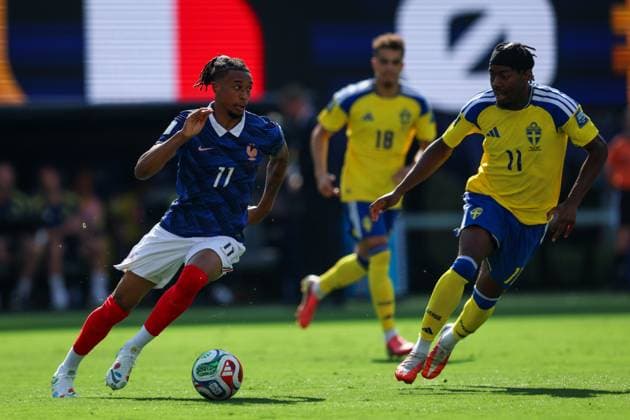 France v Sweden - FIFA World Cup, WM, Weltmeisterschaft, Fussball 2026 - Round of 32 NEW JERSEY, USA - JUNE 30: Bradley Barcola ( 11) of France and Anthony Elanga ( 11) of Sweden battle for possession during the FIFA World Cup 2026 Round of 32 match between France and Sweden at Dallas Stadium on June 30, 2026 in Arlington, Texas.. photo by Ayman Aref JNA PRESS NEW JERSEY United States of America Copyright: x xAymanxArefxMohamedxSaadxElxDinx xJNAxPressx