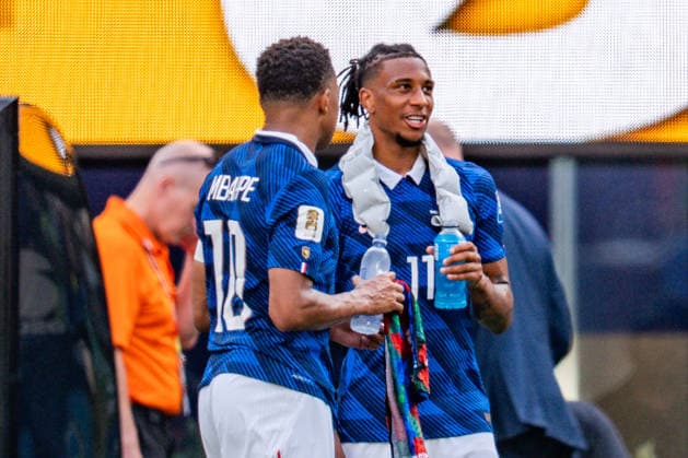 FIFA Fussball Weltmeisterschaft 2026, Sechszehntelfinale, Frankreich vs. Schweden, 30.06.2026, New Jersey Stadium Hydration Break Trinkpause Didier Deschamps Kylian Mbappe Michael Olise Ousmane Dembele *** 2026 FIFA World Cup, Round of 32, France vs. Sweden, June 30, 2026, New Jersey Stadium, Hydration Break, Didier Deschamps, Kylian Mbappé, Michael Olise, Ousmane Dembélé Copyright: xBahhoxKarax