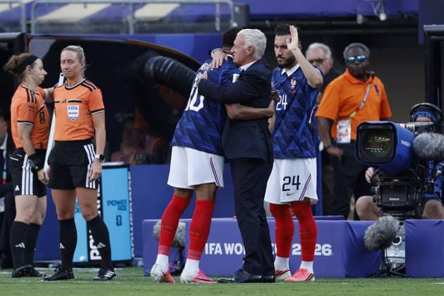 NEW JERSEY - Kylian Mbappe of France is thanked by France manager Didier Deschamps during the 2026 FIFA World Cup, WM, Weltmeisterschaft, Fussball round of 32 match between France and Sweden at Boston Stadium on June 30, 2026, in Foxborough, United States. MAURICE VAN STEEN ANP FIFA World Cup 2026 - round of 32 2026 xVIxANPxSportx xMauricexvanxSteenxIVx 562489721 originalFilename: 562489721.jpg