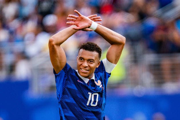 FIFA Fussball Weltmeisterschaft 2026, Sechszehntelfinale, Frankreich vs. Schweden, 30.06.2026, New Jersey Stadium Tor zum 3:0 durch Kylian Mbappe Jubel mit Michael Olise *** 2026 FIFA World Cup, Round of 32, France vs. Sweden, June 30, 2026, New Jersey Stadium—Kylian Mbappé scores the 3-0 goal; celebrates with Michael Olise Copyright: xBahhoxKarax