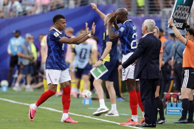 FIFA World Cup, WM, Weltmeisterschaft, Fussball 2026 - Round of 32 - France vs Sweden Kylian Mbappe of France greets his teammate Jean-Philippe Mateta as he is substituted during the FIFA World Cup 2026 Round of 32 match France against Sweden, in East Rutherford, New Jersey, USA, 30 June 2026. EAST RUTHERFORD United States  Copyright: xSHAWNxTHEWx