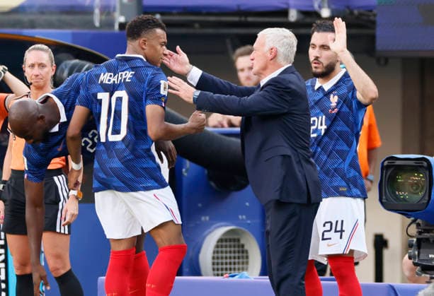 France v Sweden: Round Of 32 - FIFA World Cup, WM, Weltmeisterschaft, Fussball 2026 Jean-Philippe Mateta of France, Didier Deschamps, Head Coach of France, Kylian Mbappe of France and Rayan Cherki of France on the side line during the FIFA World Cup 2026 Round Of 32 match between France and Sweden at New York New Jersey Stadium on June 30, 2026 in East Rutherford, New Jersey. East Rutherford New York New Jersey Stadium NJ United States Copyright: xAllstarxPicturexLibraryxLtdx