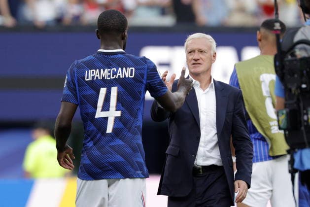 FIFA World Cup, WM, Weltmeisterschaft, Fussball 2026 - Round of 32 - France vs Sweden France s head coach Didier Deschamps (R) shakes hands with his player Dayot Upamecano after winning the FIFA World Cup 2026 Round of 32 match France against Sweden, in East Rutherford, New Jersey, USA, 30 June 2026. EAST RUTHERFORD United States  Copyright: xSHAWNxTHEWx