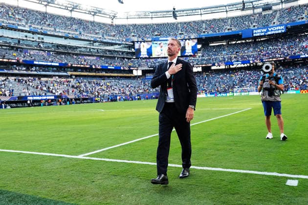 NEW YORK, USA 20260630 Sveriges förbundskapten Graham Potter tackar publiken efter förlusten i 16-delsfinalen mellan Frankrike och Sverige pa New York New Jersey Stadium under fotbolls-VM. ***Bilden ingar i SPORTPAKET. För övriga BETALBILD*** NEW YORK USA x9200x *** NEW YORK, USA 20260630 Sweden’s head coach Graham Potter thanks the crowd after the loss in the Round of 16 match between France and Sweden at New York New Jersey Stadium during the World Cup ***Image included in the SPORTS PACKAGE. For other images, see PAID CONTENT*** NEW YORK, USA x9200x  Copyright: xBjörnxLarssonxRosvall TTx FOTBOLLS-VM 2026 FRANKRIKE-SVERIGE