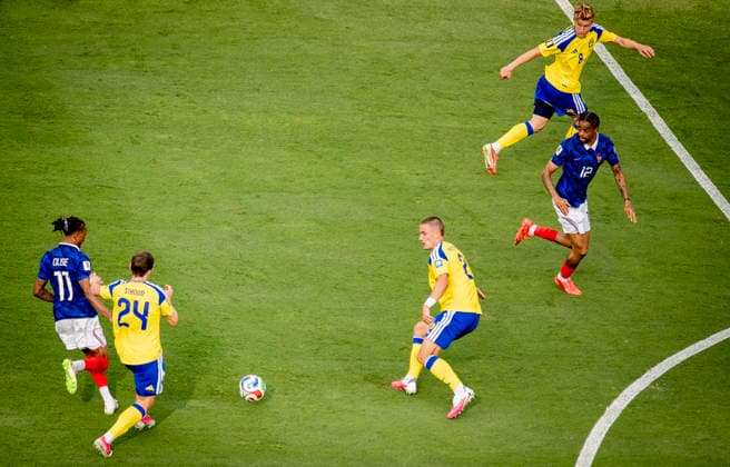 New York New Jersey, USA 30th Jun 2026. Michael Olise (FRA) provides the assist for the goal scored by Bradley Barcola (FRA) for 2:0 vs Elliot Stroud (SWE) Mamadou Sarr (SEN) Lamine Camara (SEN) France - Sweden World Cup Frankreich - Schweden 30.06.2026 *** New York, New Jersey, USA, June 30, 2026: Michael Olise (FRA) provides the assist for the goal scored by Bradley Barcola (FRA), making the score 2–0 against Elliot Stroud (SWE), Mamadou Sarr (SEN), and Lamine Camara (SEN). France vs. Sweden, World Cup, June 30, 2026