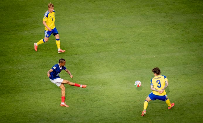 New York New Jersey, USA 30th Jun 2026. Bradley Barcola (FRA) scores the goal to 2:0 vs Victor Lindelof (SWE) Daniel Svensson (SWE) France - Sweden World Cup Frankreich - Schweden 30.06.2026 *** New York, New Jersey, USA, June 30, 2026: Bradley Barcola (FRA) scores the goal to make it 2–0 against Victor Lindelöf (SWE) and Daniel Svensson (SWE). France vs. Sweden, World Cup, June 30, 2026