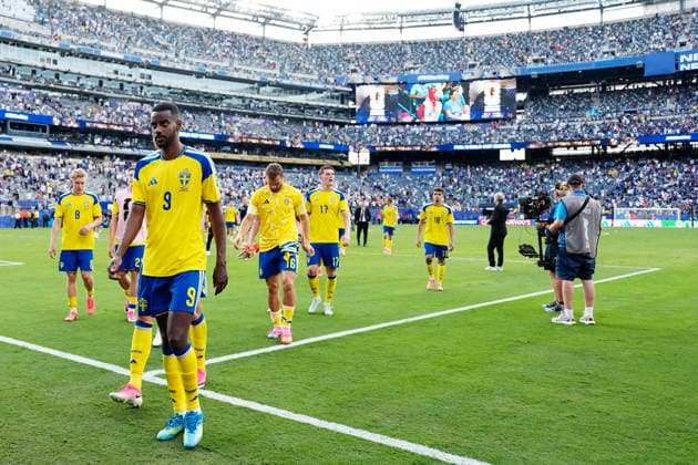NEW YORK, USA 20260630 Sweden s Alexander Isak leaves the field with his teammates after the loss in the round of 16 between France and Sweden at New York New Jersey Stadium during the World Cup. ***The image is included in the SPORTS PACKAGE. For others PAYMENT IMAGE*** NEW YORK USA x9200x *** NEW YORK, USA 20260630 Sweden s Alexander Isak leaves the field with his teammates after the loss in the round of 16 between France and Sweden at New York-New Jersey Stadium during the World Cup ***This image is included in the SPORTS PACKAGE. For other images, please contact us for pricing.*** NEW YORK, USA x9200x  Copyright: xBjörnxLarssonxRosvall TTx WORLD CUP 2026 FRANCE-SWEDEN