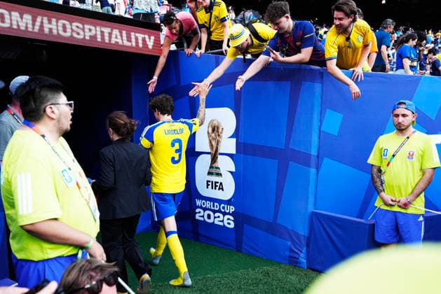 NEW YORK, USA 20260630 Sveriges Victor Nilsson Lindelöf tackar publiken efter förlusten i 16-delsfinalen mellan Frankrike och Sverige pa New York New Jersey Stadium under fotbolls-VM. ***Bilden ingar i SPORTPAKET. För övriga BETALBILD*** NEW YORK USA x9200x *** NEW YORK, USA 20260630 Sweden s Victor Nilsson Lindelöf thanks the crowd after the loss in the Round of 16 match between France and Sweden at New York New Jersey Stadium during the World Cup ***Image included in the SPORTS PACKAGE. For other images, see PAID CONTENT*** NEW YORK, USA x9200x  Copyright: xBjörnxLarssonxRosvall TTx FOTBOLLS-VM 2026 FRANKRIKE-SVERIGE
