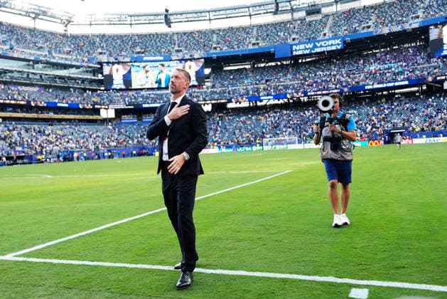 NEW YORK, USA 20260630 Swedish national team, Nationalteam captain Graham Potter thanks the crowd after the loss in the round of 16 between France and Sweden at the New York New Jersey Stadium during the World Cup. ***The image is included in the SPORTS PACKAGE. For others PAYMENT IMAGE*** NEW YORK USA x9200x *** NEW YORK, USA 20260630 Swedish national team captain Graham Potter thanks the crowd after the loss in the round of 16 between France and Sweden at New York New Jersey Stadium during the World Cup ***This image is included in the SPORTS PACKAGE. For other images, please contact us for pricing.*** NEW YORK, USA x9200x  Copyright: xBjörnxLarssonxRosvall TTx WORLD CUP 2026 FRANCE-SWEDEN