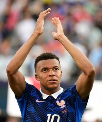 EAST RUTHERFORD, NEW JERSEY - JUNE 30: Kylian MbappÃ of France applauds the fans after the FIFA World Cup, WM, Weltmeisterschaft, Fussball 2026 Round Of 32 match between France and Sweden at New York New Jersey Stadium on June 30, 2026 in East Rutherford, New Jersey.  Copyright: xMBxMediax