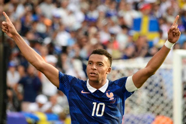 EAST RUTHERFORD, NEW JERSEY - JUNE 30: Kylian MbappÃ of France celebrates after scoring his teams third goal during the FIFA World Cup, WM, Weltmeisterschaft, Fussball 2026 Round Of 32 match between France and Sweden at New York New Jersey Stadium on June 30, 2026 in East Rutherford, New Jersey.  Copyright: xMBxMediax
