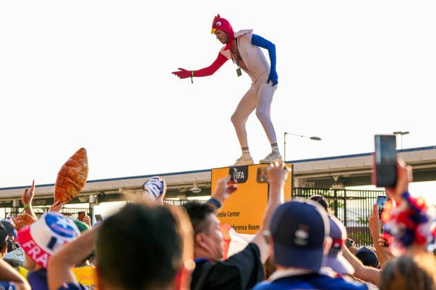 Französischer Fan als gallischer Hahn verkleidet macht Stimmung mit den Fans nach dem Sieg über Schweden - New York 30.06.2026: Frankreich vs. Schweden, MetLife Stadium, World Cup 26, Sechzehntelfinale *** A French fan dressed as a Gallic rooster celebrates with the fans after the victory over Sweden New York, June 30, 2026 France vs. Sweden, MetLife Stadium, World Cup 26, Round of 32