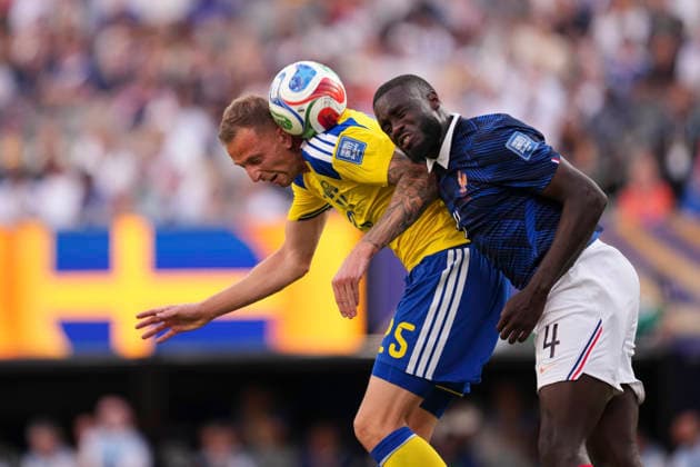 June 30, 2026, East Rutherford, New Jersey, United States: Gustaf Nilsson of Sweden and Dayot Upamecano of France compete for the ball during the FIFA World Cup, WM, Weltmeisterschaft, Fussball 2026 Round Of 32 match between France and Sweden at New York New Jersey Stadium on June 30, 2026 in East Rutherford, New Jersey. France V Sweden: Round Of 32 - FIFA World Cup 2026  - ZUMAa181 20260630_zaa_a181_196 Copyright: xJosexBretonx