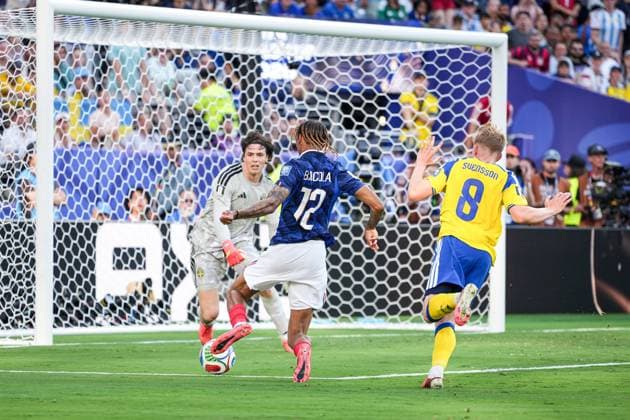 France advance to the FIFA World Cup, WM, Weltmeisterschaft, Fussball 2026 Round of 16 ARLINGTON, TEXAS - JUNE 30: France forward Bradley Barcola ( 12) shoots on goal under pressure from Sweden defender Daniel Svensson ( 8) and goalkeeper Jacob Widell Zetterstrom ( 1) during the FIFA World Cup 2026 Round of 32 match between France and Sweden at Dallas Stadium on June 30, 2026 in Arlington, Texas. NEW JERSEY United States of America Copyright: x xAymanxArefxMohamedxSaadxElxDinx xJNAxPressx