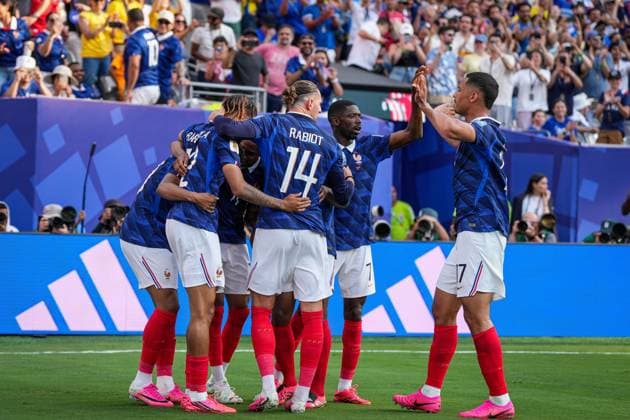 France advance to the FIFA World Cup, WM, Weltmeisterschaft, Fussball 2026 Round of 16 ARLINGTON, TEXAS - JUNE 30: France players, including Adrien Rabiot ( 14), Dayot Upamecano ( 4) and William Saliba ( 17), celebrate during the FIFA World Cup 2026 Round of 32 match against Sweden at Dallas Stadium on June 30, 2026 in Arlington, Texas. France defeated Sweden 3-0 to advance to the next round. NEW JERSEY United States of America Copyright: x xAymanxArefxMohamedxSaadxElxDinx xJNAxPressx