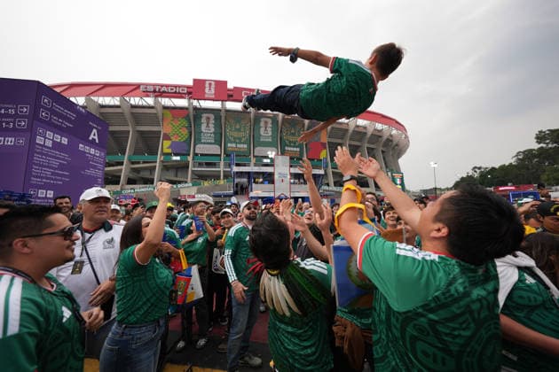 Mexico v Ecuador Round of 32 - FIFA World Cup, WM, Weltmeisterschaft, Fussball 2026 Supporters of Mexico national team, Nationalteam are tossing a Mexican football fan during the FIFA Word Cup 2026 round of 32 match between Mexico and Ecuador at Mexico City Stadium. on June 30, 2026 in Mexico City, Mexico. (Photo by Ian Robles Eyepix Group) Copyright: xIanxRobles xEyepixxGroupx EL_30062026_189655JPEG
