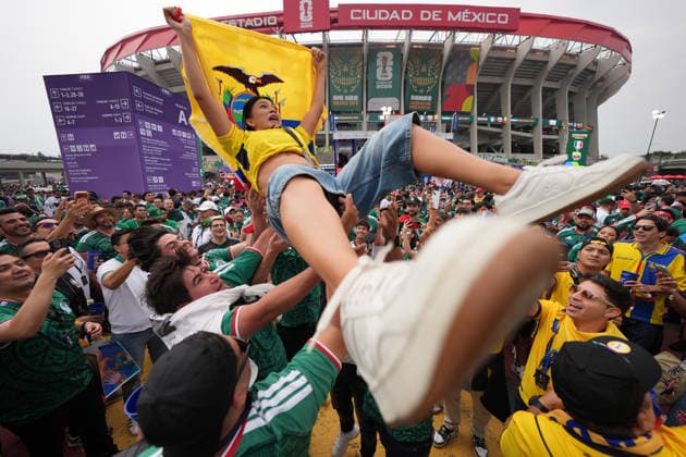 Mexico v Ecuador Round of 32 - FIFA World Cup, WM, Weltmeisterschaft, Fussball 2026 Ecuadorian and Mexican Supporters are tossing a Ecuadorian football fan during the FIFA Word Cup 2026 round of 32 match between Mexico and Ecuador at Mexico City Stadium. on June 30, 2026 in Mexico City, Mexico. (Photo by Ian Robles Eyepix Group) Copyright: xIanxRobles xEyepixxGroupx EL_30062026_189658JPEG