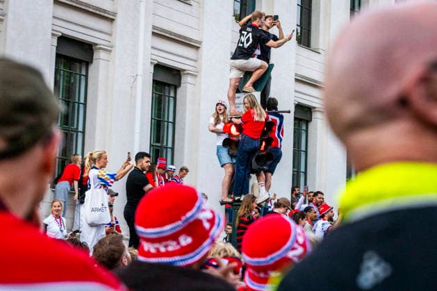 Fotball-VM 2026: Elfenbenskysten - Norge Oslo 20260630. Norske fans feirer pa slottsplassen og Karl Johans gate etter seier i 16-delsfinalen mellom Elfenbenskysten og Norge under fotball-VM 2026. Foto: Trond R. Teigen NTB Oslo Norge EDITORIAL USE ONLY. RESTRICTED USE FOR BETTING COMPANIES Ref:_SPOghMbZOPfiqk.jpg *** 2026 World Cup Ivory Coast Norway Oslo 20260630 Norwegian fans celebrate on the Palace Square and Karl Johans Gate after Norway’s victory in the round of 16 match between Ivory Coast and Norway during the 2026 World Cup. Photo: Trond R Teagain NTB Oslo Norway EDITORIAL USE ONLY RESTRICTED USE FOR BETTING COMPANIES  Copyright: xTrondxR.xTeigenx xNTBx
