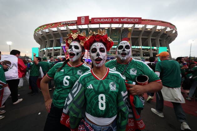FIFA World Cup, WM, Weltmeisterschaft, Fussball 2026 - Round of 32 - Mexico vs Ecuador Supporters of Mexico cheer outside of Mexico City stadium ahead of the FIFA World Cup 2026 Round of 32 match Mexico against Ecuador in Mexico City, Mexico, 30 June 2026. Ciudad de Mexico Mexico  Copyright: xISAACxESQUIVELx