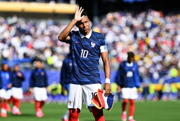 Fussball, Länderspiel, Herren, FIFA World Cup, WM, Weltmeisterschaft, Fussball 2026, Fussball-Weltmeisterschaft, USA, Sechzehntelfinale, MetLife Stadium New Jersey: Frankreich - Schweden 3:0; Kylian Mbappe (FRA) mit Wimpel. Aktion, Einzelbild. *** Soccer, International Match, Men s, 2026 FIFA World Cup, Soccer World Cup, USA, Round of 32, MetLife Stadium, New Jersey, France vs. Sweden 3–0, Kylian Mbappé (FRA) celebrating with a pennant, still image
