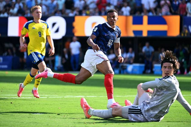 Fussball, Länderspiel, Herren, FIFA World Cup, WM, Weltmeisterschaft, Fussball 2026, Fussball-Weltmeisterschaft, USA, Sechzehntelfinale, MetLife Stadium New Jersey: Frankreich - Schweden 3:0; Kylian Mbappe (FRA) erzielt das vermeintliche Tor zum 1:0 gegen Jacob Mikael Widell Zetterström (SWE). Aktion *** Soccer, International Match, Men s, 2026 FIFA World Cup, Soccer World Cup, USA, Round of 32, MetLife Stadium, New Jersey: France vs. Sweden 3–0. Kylian Mbappé (FRA) scores what appears to be the 1–0 goal against Jacob Mikael Widell Zetterström (SWE). Action