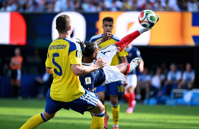 Fussball, Länderspiel, Herren, FIFA World Cup, WM, Weltmeisterschaft, Fussball 2026, Fussball-Weltmeisterschaft, USA, Sechzehntelfinale, MetLife Stadium New Jersey: Frankreich - Schweden 3:0; Michael Olise (FRA), Gabriel Johan Gudmundsson (SWE). Aktion *** Soccer, International Match, Men s, 2026 FIFA World Cup, Soccer World Cup, USA, Round of 32, MetLife Stadium, New Jersey, France vs. Sweden 3–0, Michael Olise (FRA), Gabriel Johan Gudmundsson (SWE), Action