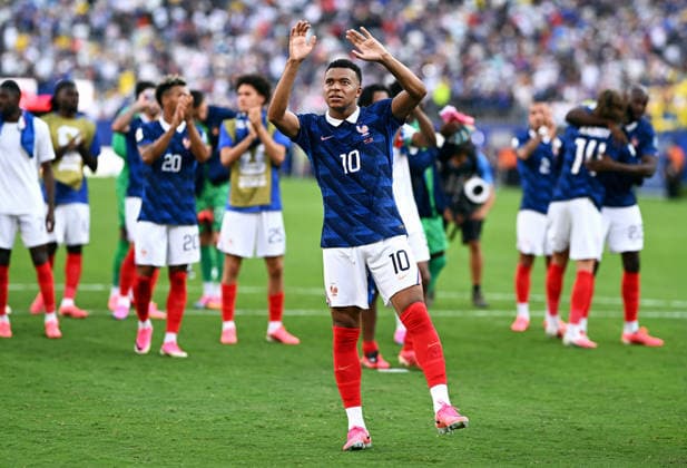 Fussball, Länderspiel, Herren, FIFA World Cup, WM, Weltmeisterschaft, Fussball 2026, Fussball-Weltmeisterschaft, USA, Sechzehntelfinale, MetLife Stadium New Jersey: Frankreich - Schweden 3:0; Kylian Mbappe (FRA) nach Spielende. *** Soccer, International Match, Men s, 2026 FIFA World Cup, Soccer World Cup, USA, Round of 32, MetLife Stadium, New Jersey: France vs. Sweden 3–0; Kylian Mbappé (FRA) after the final whistle
