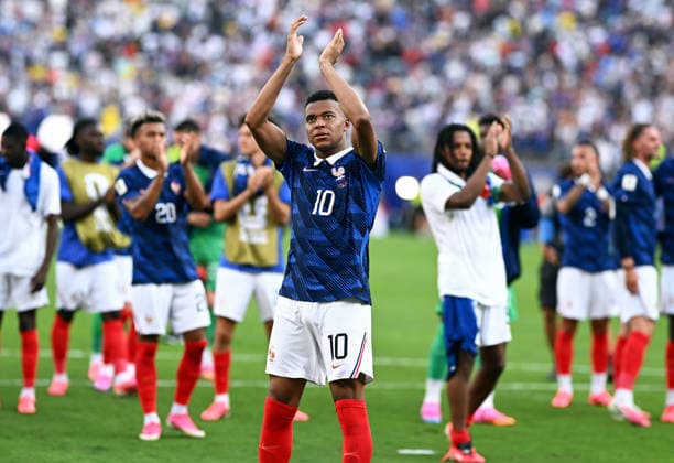 Fussball, Länderspiel, Herren, FIFA World Cup, WM, Weltmeisterschaft, Fussball 2026, Fussball-Weltmeisterschaft, USA, Sechzehntelfinale, MetLife Stadium New Jersey: Frankreich - Schweden 3:0; Kylian Mbappe (FRA) nach Spielende. *** Soccer, International Match, Men s, 2026 FIFA World Cup, Soccer World Cup, USA, Round of 32, MetLife Stadium, New Jersey: France vs. Sweden 3–0; Kylian Mbappé (FRA) after the final whistle
