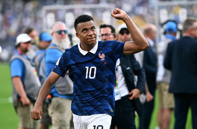 Fussball, Länderspiel, Herren, FIFA World Cup, WM, Weltmeisterschaft, Fussball 2026, Fussball-Weltmeisterschaft, USA, Sechzehntelfinale, MetLife Stadium New Jersey: Frankreich - Schweden 3:0; Kylian Mbappe (FRA) nach Spielende. *** Soccer, International Match, Men s, 2026 FIFA World Cup, Soccer World Cup, USA, Round of 32, MetLife Stadium, New Jersey: France vs. Sweden 3–0; Kylian Mbappé (FRA) after the final whistle