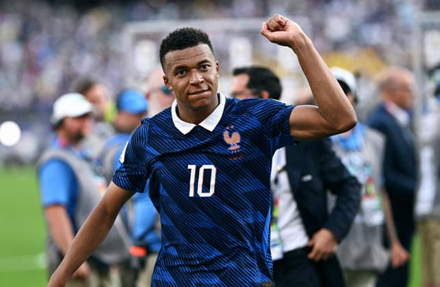 Fussball, Länderspiel, Herren, FIFA World Cup, WM, Weltmeisterschaft, Fussball 2026, Fussball-Weltmeisterschaft, USA, Sechzehntelfinale, MetLife Stadium New Jersey: Frankreich - Schweden 3:0; Kylian Mbappe (FRA) nach Spielende. *** Soccer, International Match, Men s, 2026 FIFA World Cup, Soccer World Cup, USA, Round of 32, MetLife Stadium, New Jersey: France vs. Sweden 3–0; Kylian Mbappé (FRA) after the final whistle