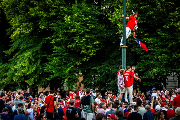 Fotball-VM 2026: Elfenbenskysten - Norge Oslo 20260630. Norske fans feirer pa slottsplassen og Karl Johans gate etter seier i 16-delsfinalen mellom Elfenbenskysten og Norge under fotball-VM 2026. Foto: Trond R. Teigen NTB Oslo Norge EDITORIAL USE ONLY. RESTRICTED USE FOR BETTING COMPANIES Ref:_SPO5M0THN3eGAc.jpg *** 2026 World Cup Ivory Coast Norway Oslo 20260630 Norwegian fans celebrate on the Palace Square and Karl Johans Gate after Norway’s victory in the round of 16 match between Ivory Coast and Norway during the 2026 World Cup. Photo: Trond R Teagain NTB Oslo Norway EDITORIAL USE ONLY RESTRICTED USE FOR BETTING COMPANIES  Copyright: xTrondxR.xTeigenx xNTBx