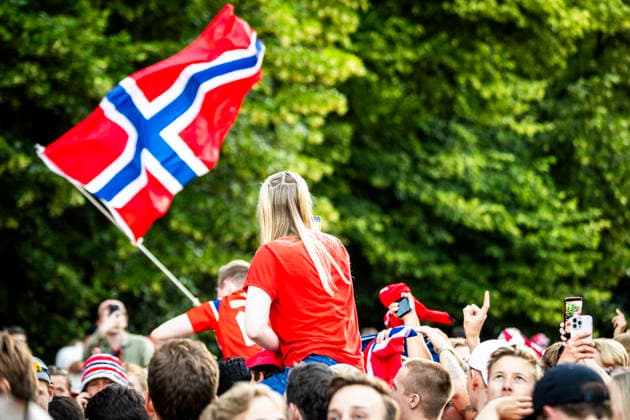 Fotball-VM 2026: Elfenbenskysten - Norge Oslo 20260630. Norske fans feirer pa slottsplassen og Karl Johans gate etter seier i 16-delsfinalen mellom Elfenbenskysten og Norge under fotball-VM 2026. Foto: Trond R. Teigen NTB Oslo Norge EDITORIAL USE ONLY. RESTRICTED USE FOR BETTING COMPANIES Ref:_SPOOc2G7JXPv3I.jpg *** 2026 World Cup Ivory Coast Norway Oslo 20260630 Norwegian fans celebrate on the Palace Square and Karl Johans Gate after Norway’s victory in the round of 16 match between Ivory Coast and Norway during the 2026 World Cup. Photo: Trond R Teagain NTB Oslo Norway EDITORIAL USE ONLY RESTRICTED USE FOR BETTING COMPANIES  Copyright: xTrondxR.xTeigenx xNTBx