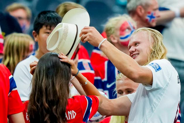 Fotball-VM 2026: Elfenbenskysten - Norge Arlington, Texas , USA 20260630. Norges Erling Braut Haaland og kjaeresten Isabel Haugseng Johansen etter 16-delsfinalen mellom Elfenbenskysten og Norge under fotball-VM 2026 pa Dallas stadion. Foto: Fredrik Varfjell NTB Arlington, Texas USA EDITORIAL USE ONLY. RESTRICTED USE FOR BETTING COMPANIES Ref:_SPO0bFMstf2ohM.jpg *** 2026 FIFA World Cup: Ivory Coast vs. Norway, Arlington, Texas, USA 20260630 Norway’s Erling Braut Haaland and his girlfriend Isabel Haugseng Johansen after the Round of 16 match between Ivory Coast and Norway during the 2026 FIFA World Cup at Dallas Stadium. Photo: Fredrik Varfjell, NTB, Arlington, Texas, USA EDITORIAL USE ONLY RESTRICTED USE FOR BETTING COMPANIES  Copyright: xFredrikxVarfjellx xNTBx