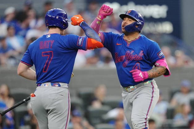 June 30, 2026, Toronto, On, CANADA: New York Mets Francisco Alvarez (4) celebrates his solo home run against the Toronto Blue Jays with Brett Baty (7) during fifth inning MLB, Baseball Herren, USA baseball action in Toronto on Tuesday, June 30, 2026. Canada News - June 30, 2026  - ZUMAc35_ 20260630_zaf_c35_074 Copyright: xNathanxDenettex