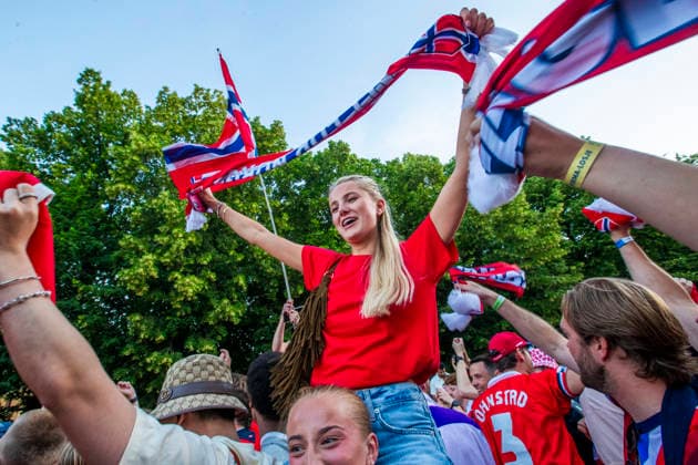 Fotball-VM 2026: Elfenbenskysten - Norge Oslo 20260630. Norske fans feirer pa slottsplassen og Karl Johans gate etter seier i 16-delsfinalen mellom Elfenbenskysten og Norge under fotball-VM 2026. Foto: Trond R. Teigen NTB Oslo Norge EDITORIAL USE ONLY. RESTRICTED USE FOR BETTING COMPANIES Ref:_SPODO02uU5OBI8.jpg *** 2026 World Cup Ivory Coast Norway Oslo 20260630 Norwegian fans celebrate in the Palace Square and on Karl Johans Gate after Norway’s victory in the round of 16 match between Ivory Coast and Norway during the 2026 World Cup. Photo: Trond R Teagain NTB Oslo Norway EDITORIAL USE ONLY RESTRICTED USE FOR BETTING COMPANIES  Copyright: xTrondxR.xTeigenx xNTBx