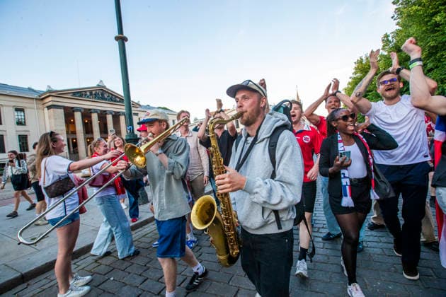 Fotball-VM 2026: Elfenbenskysten - Norge Oslo 20260630. Norske fans feirer pa slottsplassen og Karl Johans gate etter seier i 16-delsfinalen mellom Elfenbenskysten og Norge under fotball-VM 2026. Foto: Trond R. Teigen NTB Oslo Norge EDITORIAL USE ONLY. RESTRICTED USE FOR BETTING COMPANIES Ref:_SPOLfyxjcuBGxI.jpg *** 2026 World Cup Ivory Coast Norway Oslo 20260630 Norwegian fans celebrate on the Palace Square and Karl Johans Gate after Norway’s victory in the round of 16 match between Ivory Coast and Norway during the 2026 World Cup. Photo: Trond R Teagain NTB Oslo Norway EDITORIAL USE ONLY RESTRICTED USE FOR BETTING COMPANIES  Copyright: xTrondxR.xTeigenx xNTBx