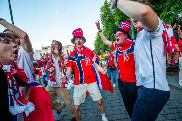 Fotball-VM 2026: Elfenbenskysten - Norge Oslo 20260630. Norske fans feirer pa slottsplassen og Karl Johans gate etter seier i 16-delsfinalen mellom Elfenbenskysten og Norge under fotball-VM 2026. Foto: Trond R. Teigen NTB Oslo Norge EDITORIAL USE ONLY. RESTRICTED USE FOR BETTING COMPANIES Ref:_SPOtNU_dSyTLeE.jpg *** 2026 World Cup Ivory Coast Norway Oslo 20260630 Norwegian fans celebrate on the Palace Square and Karl Johans Gate after Norway’s victory in the round of 16 match between Ivory Coast and Norway during the 2026 World Cup. Photo: Trond R Teagain NTB Oslo Norway EDITORIAL USE ONLY RESTRICTED USE FOR BETTING COMPANIES  Copyright: xTrondxR.xTeigenx xNTBx