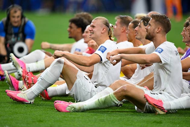 June 30, 2026: Norway forward Erling Haaland (9) and teammates lead the Ã¢â‚¬oeViking RowÃ¢â‚¬Â chant after the FIFA World Cup, WM, Weltmeisterschaft, Fussball Round of 32 matchup between CoÂ te d Ivoire and Norway at Dallas Stadium in Arlington, Texas. Cal Media FIFA World Cup 2026: CoÂ Te D Ivoire Vs Norway JUN 30  - ZUMAc04_ 20260630_zma_c04_147 Copyright: xMichaelxDornx