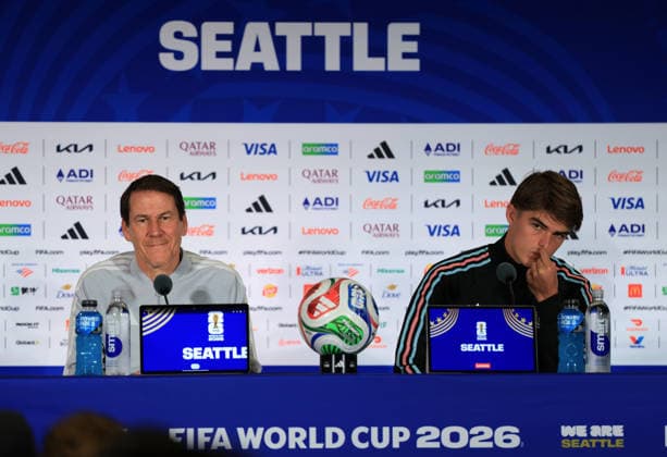 (260701) -- SEATTLE, July 1, 2026 -- Belgium s head coach Rudi Garcia (L) and player Charles De Ketelaere attend a press conference, PK, Pressekonferenz ahead of round of 32 match between Belgium and Senegal at the 2026 FIFA World Cup, WM, Weltmeisterschaft, Fussball in Seattle, the United States, June 30, 2026. ) (SP)U.S.-SEATTLE-FOOTBALL-FIFA WORLD CUP-PRESS CONFERENCE-BELGIUM MaoxSiqian 