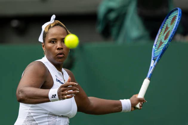 (260701) -- LONDON, July 1, 2026 -- Taylor Townsend of the United States returns the ball during the women s singles first round match against Iga Swiatek of Poland at Wimbledon tennis Championship in London, Britain, on June 30, 2026. (Photo by Xinhua) (SP)BRITAIN-LONDON-TENNIS-WIMBLEDON-WOMEN S SINGLES StephenxChung 
