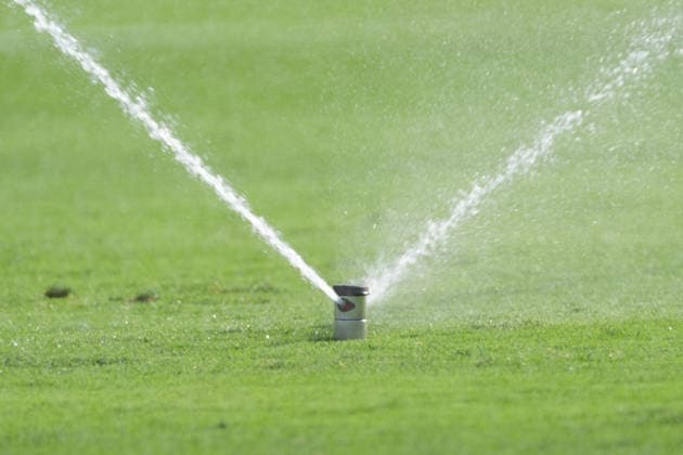 Rasen wird gewässert - New York 30.06.2026: Frankreich vs. Schweden, MetLife Stadium, World Cup 26, Sechzehntelfinale *** The field is being watered. New York, June 30, 2026. France vs. Sweden, MetLife Stadium, World Cup 26, Round of 32