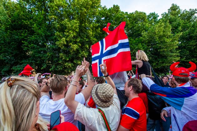 Fotball-VM 2026: Elfenbenskysten - Norge Oslo 20260630. Norske fans feirer pa slottsplassen og Karl Johans gate etter seier i 16-delsfinalen mellom Elfenbenskysten og Norge under fotball-VM 2026. Foto: Trond R. Teigen NTB Oslo Norge EDITORIAL USE ONLY. RESTRICTED USE FOR BETTING COMPANIES Ref:_SPOgrk_EjfKyIg.jpg *** 2026 World Cup Ivory Coast Norway Oslo 20260630 Norwegian fans celebrate on the Palace Square and Karl Johans Gate after Norway’s victory in the round of 16 match between Ivory Coast and Norway during the 2026 World Cup. Photo: Trond R Teagain NTB Oslo Norway EDITORIAL USE ONLY RESTRICTED USE FOR BETTING COMPANIES  Copyright: xTrondxR.xTeigenx xNTBx
