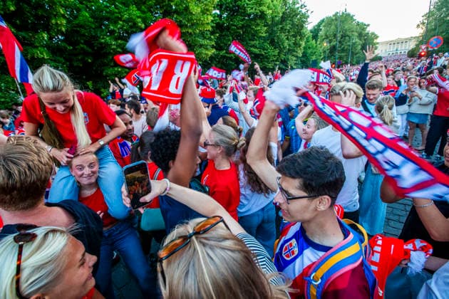Fotball-VM 2026: Elfenbenskysten - Norge Oslo 20260630. Norske fans feirer pa slottsplassen og Karl Johans gate etter seier i 16-delsfinalen mellom Elfenbenskysten og Norge under fotball-VM 2026. Foto: Trond R. Teigen NTB Oslo Norge EDITORIAL USE ONLY. RESTRICTED USE FOR BETTING COMPANIES Ref:_SPOrb51Bd88Iwc.jpg *** 2026 World Cup Ivory Coast Norway Oslo 20260630 Norwegian fans celebrate on the Palace Square and Karl Johans Gate after Norway’s victory in the round of 16 match between Ivory Coast and Norway during the 2026 World Cup. Photo: Trond R Teagain NTB Oslo Norway EDITORIAL USE ONLY RESTRICTED USE FOR BETTING COMPANIES  Copyright: xTrondxR.xTeigenx xNTBx